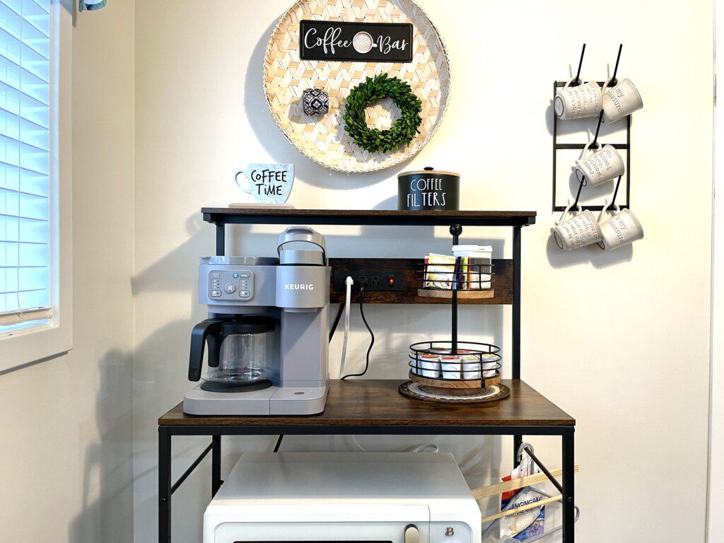 Stone Lake Cottage Retreat: Morning routines made easy — coffee station included, no extra charge.