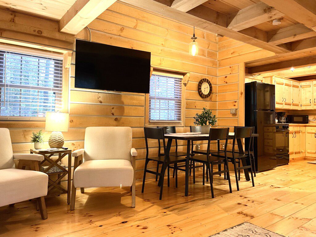 🌲 Relax and unwind in cabin style with a 55" RokuTV and all the modern conveniences. From streaming your favorite shows to family game night, Valley Hills Cabin offers the best of both worlds! 🍿✨