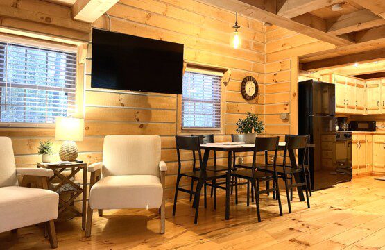 🌲 Relax and unwind in cabin style with a 55" RokuTV and all the modern conveniences. From streaming your favorite shows to family game night, Valley Hills Cabin offers the best of both worlds! 🍿✨