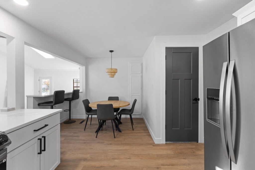 Meals taste better together 🥘☕ Notre Dame Pool Haus has a cozy dining area + bar seating designed for family time, laughter, and connection. Make memories together here!