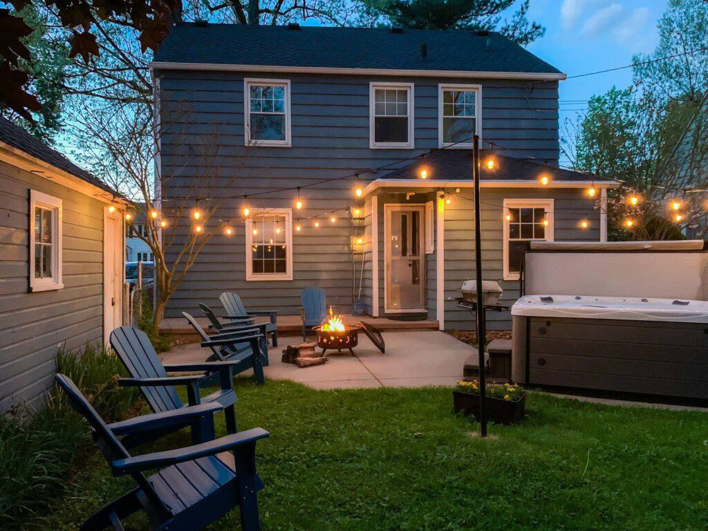 Backyard Retreat - Hot tub! Enjoy a quiet night around the fire! There is a grate on the firepit to grill up your favorites!!