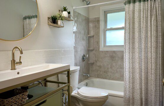 Bathroom #1 - shower & tub combination