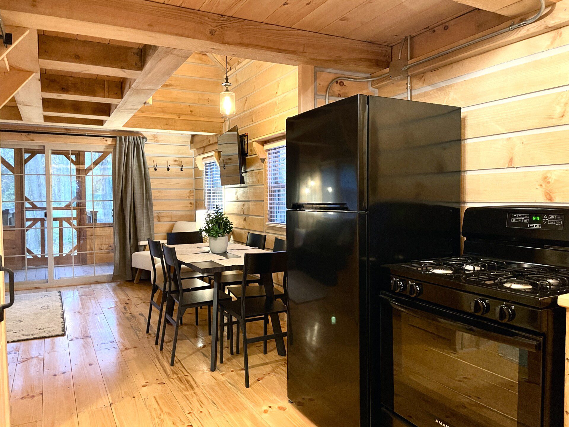 🌲 From morning pancakes to evening feasts, this log cabin kitchen and dining area makes every meal special. Enjoy easy access to the porch for peaceful outdoor dining! 🍽️