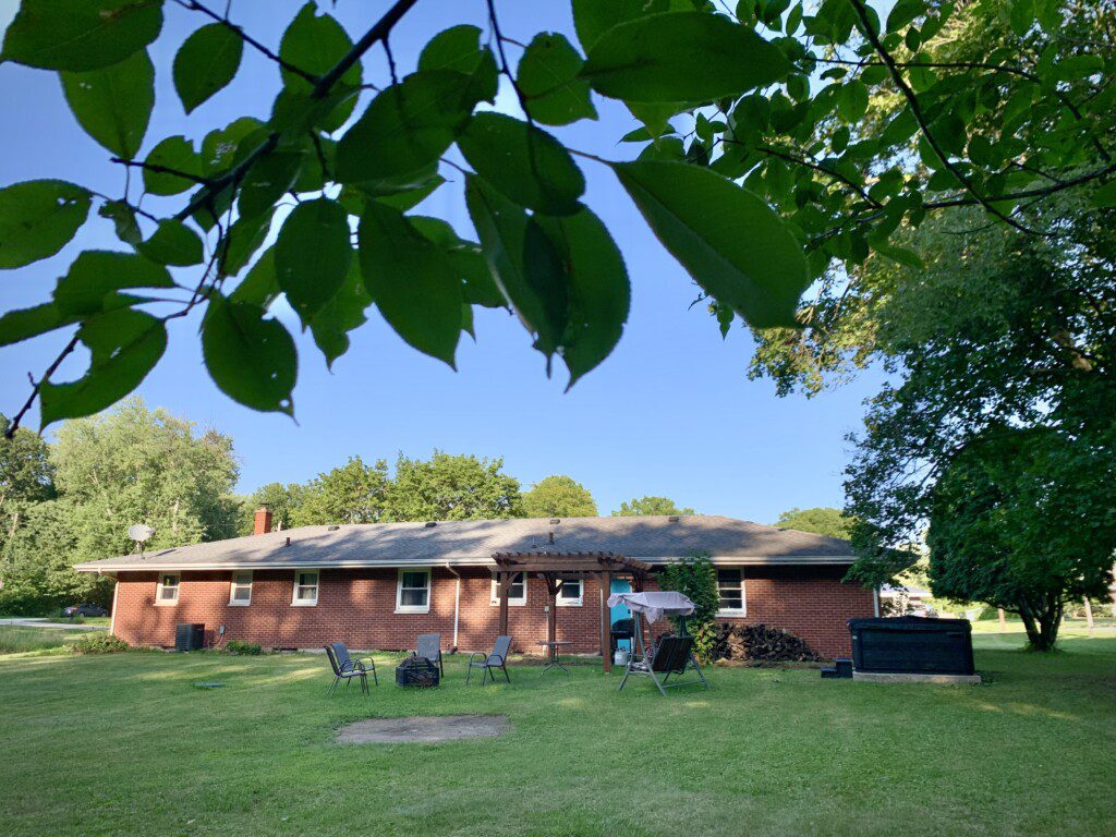 Backyard Oasis!! HOT TUB! Fire place (wood provided)!! Pergola! Enjoy the evening relaxing in this peaceful setting!!