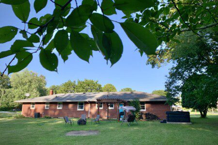 Backyard Oasis!! HOT TUB! Fire place (wood provided)!! Pergola! Enjoy the evening relaxing in this peaceful setting!!