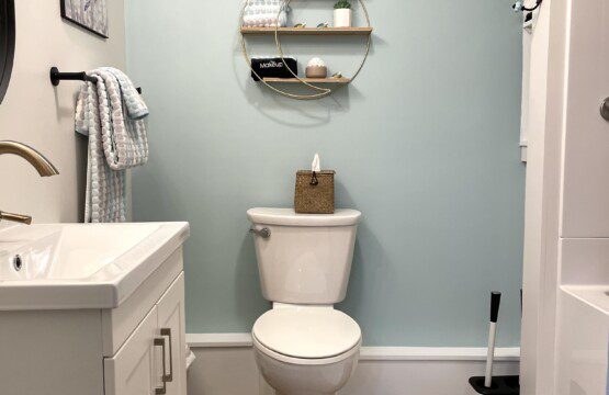 Stone Lake Cottage Retreat: Simple and clean — shower/tub combo with towels, shampoo, and soap ready for your stay
