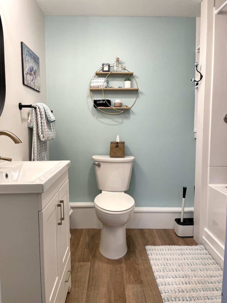 Stone Lake Cottage Retreat: Simple and clean — shower/tub combo with towels, shampoo, and soap ready for your stay