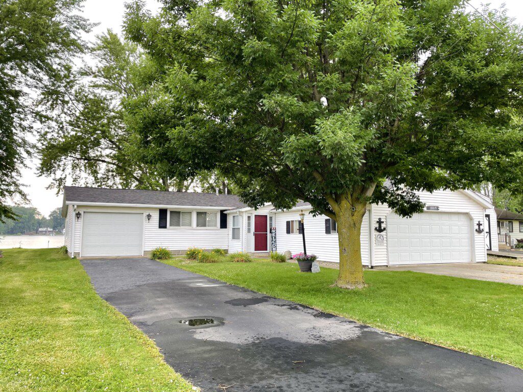 The Waldron Lake Retreat: ample parking with two driveways for your family and group (no garage parking though, used for storage)