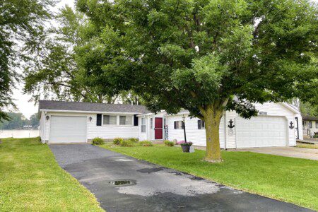 The Waldron Lake Retreat: ample parking with two driveways for your family and group (no garage parking though, used for storage)