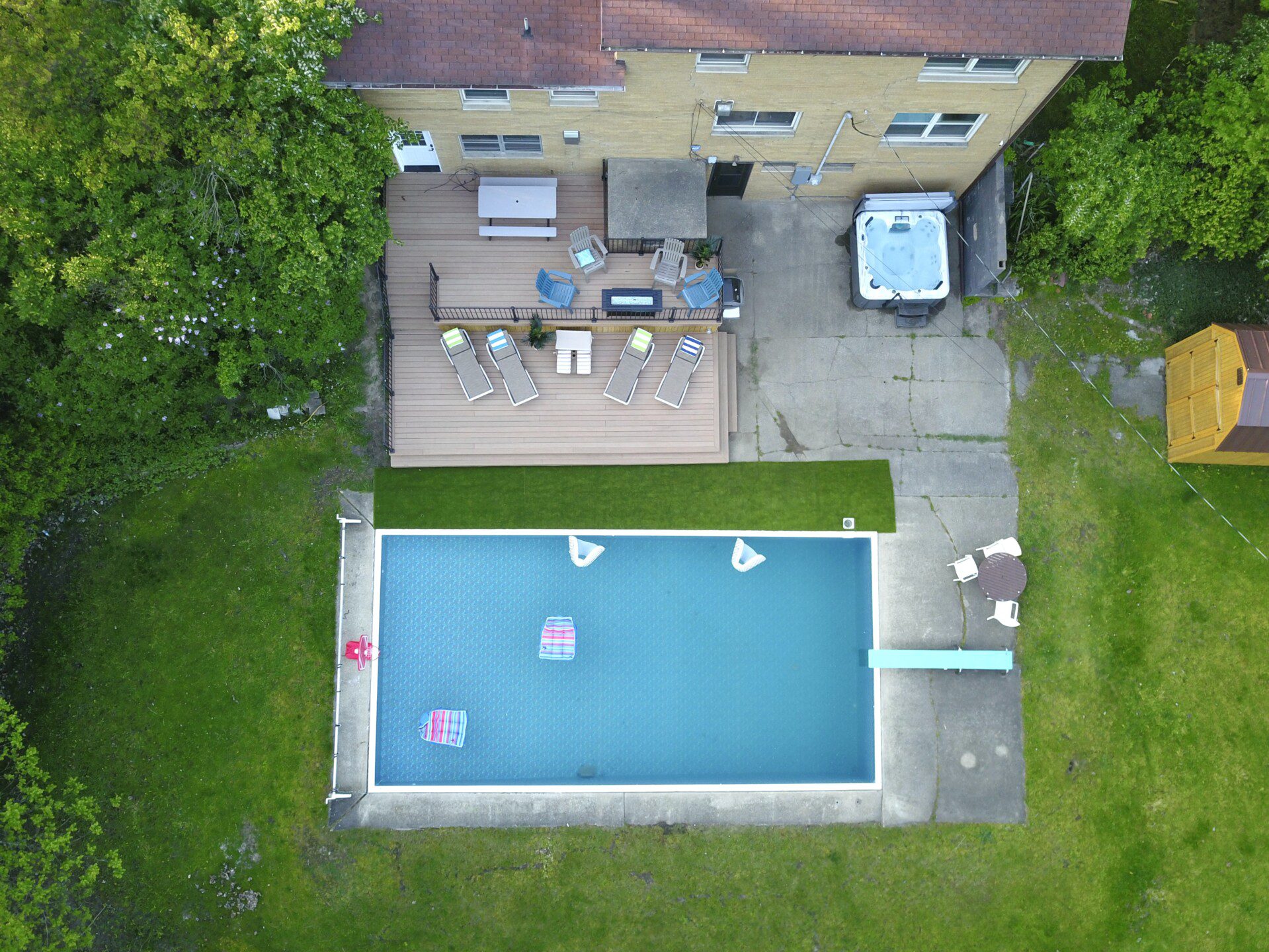 Family Fun at Riverside Pool Paradise! Splash in the pool, relax in the hot tub, or enjoy yard games. Spacious deck with seating! Toddler cabana, & custom art.