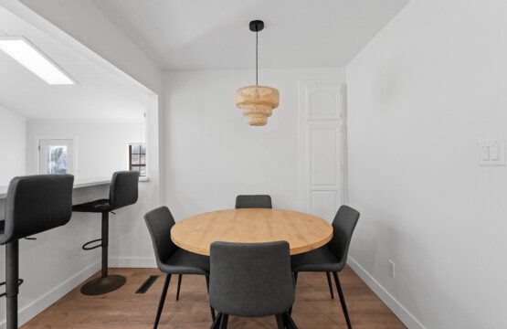 Meals taste better together 🥘☕ Notre Dame Pool Haus has a cozy dining area + bar seating designed for family time, laughter, and connection. Make memories together here!