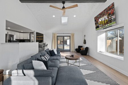 Game day or family movie night? 📺🍿 Notre Dame Pool Haus has the perfect setup to relax after a full day of poolside fun. Your comfy family retreat awaits!