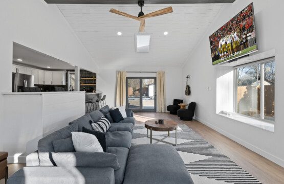 Game day or family movie night? 📺🍿 Notre Dame Pool Haus has the perfect setup to relax after a full day of poolside fun. Your comfy family retreat awaits!