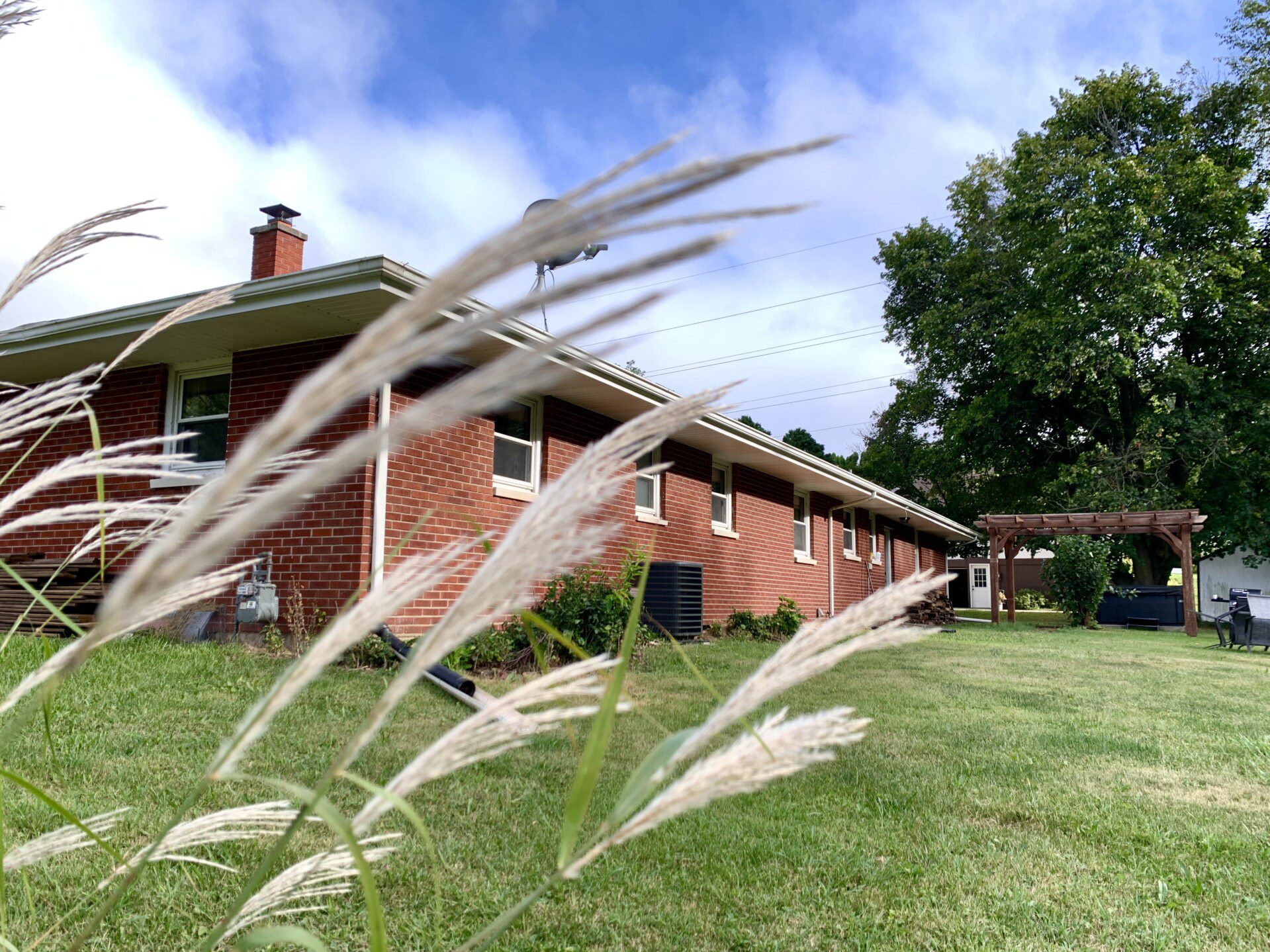 Backyard Oasis!! HOT TUB! Fire place (wood provided)!! Pergola! Enjoy the evening relaxing in this peaceful setting!!