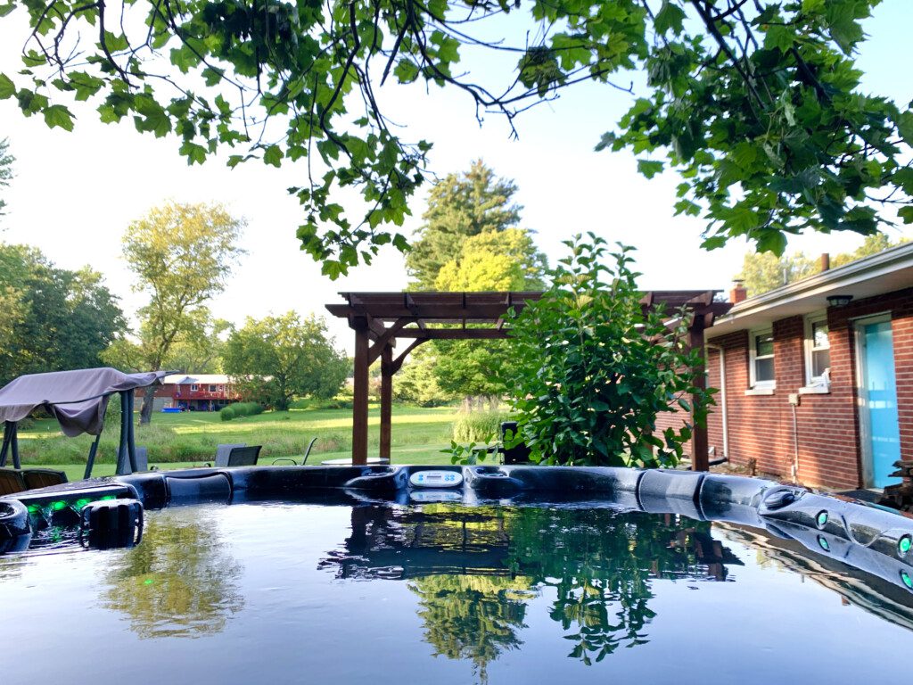 Backyard Oasis!! HOT TUB! Fire place (wood provided)!! Pergola! Enjoy the evening relaxing in this peaceful setting!!