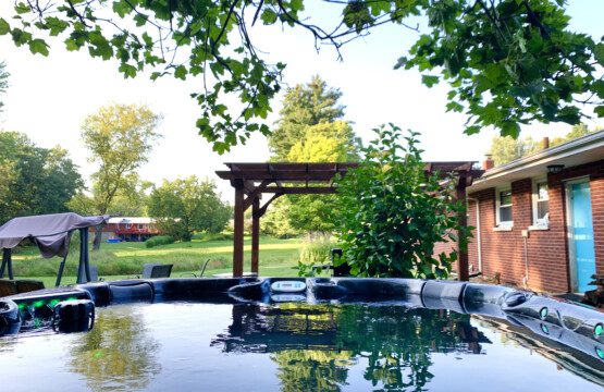 Backyard Oasis!! HOT TUB! Fire place (wood provided)!! Pergola! Enjoy the evening relaxing in this peaceful setting!!