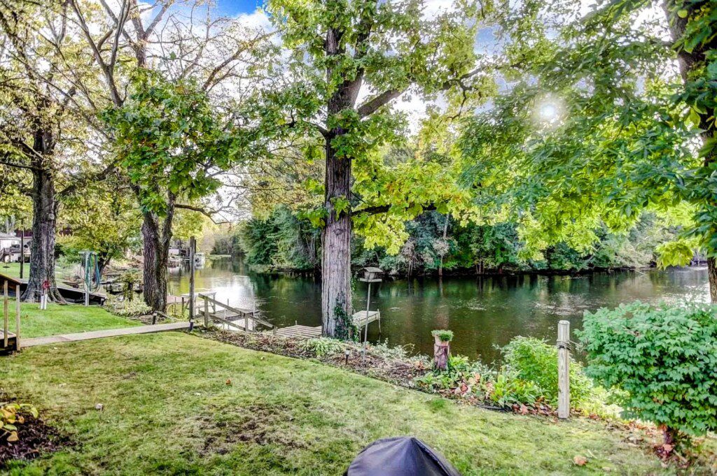 The Pigeon River Retreat: gorgeous scenery and views of the river!!