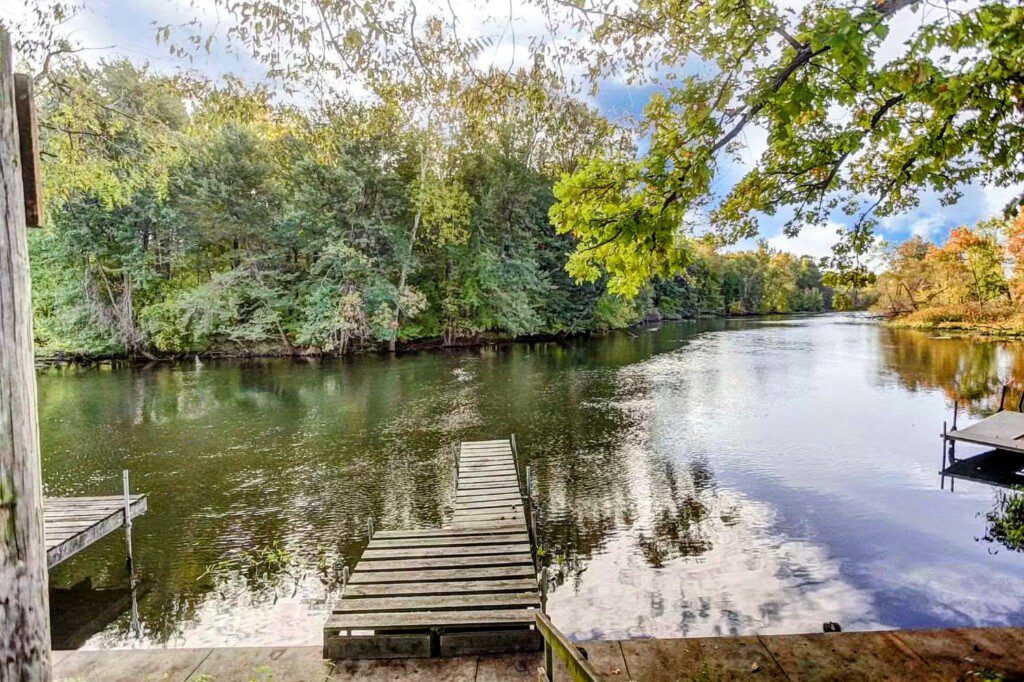 The Pigeon River Retreat: gorgeous scenery and views of the river!!