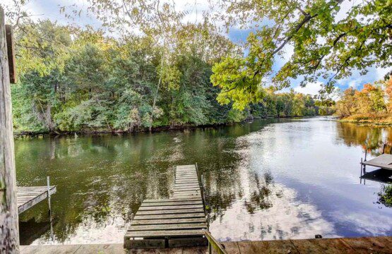 The Pigeon River Retreat: gorgeous scenery and views of the river!!