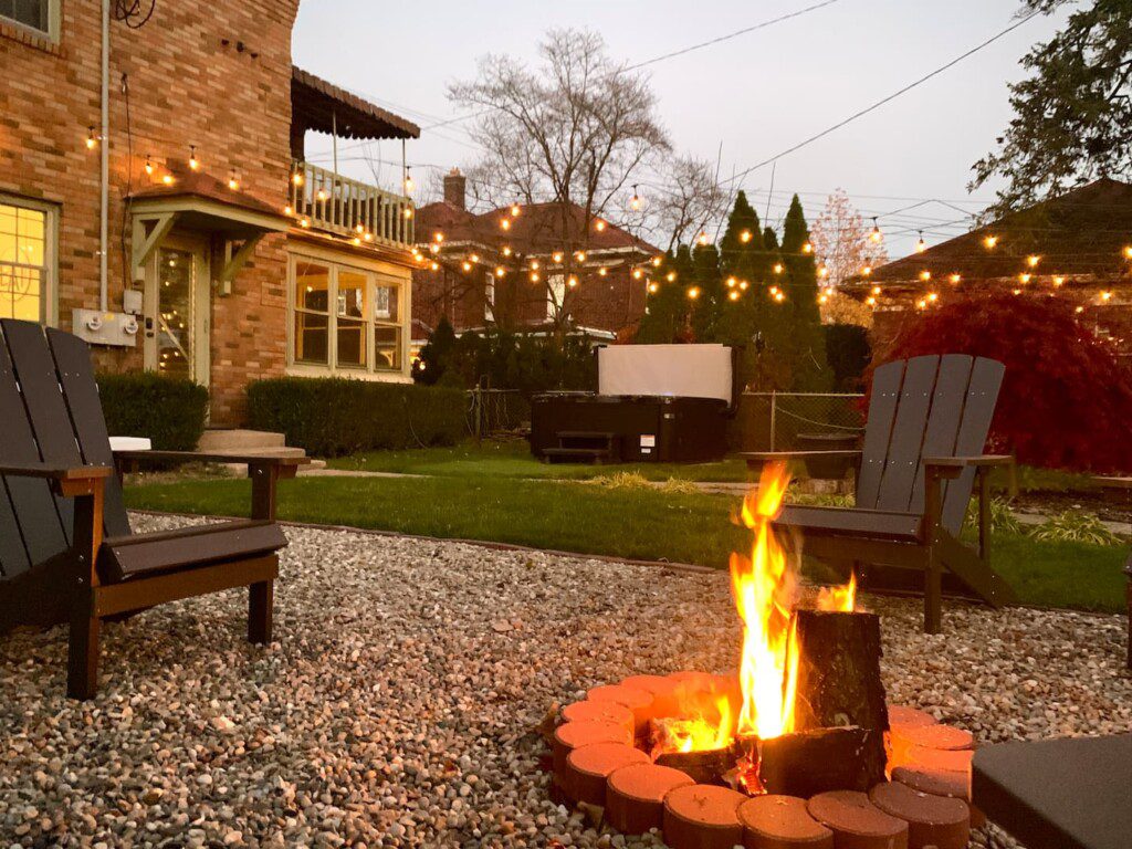 TheBrickHouse Backyard Oasis - hot tub, grill, lights, firepit (complementary firewood provided), privacy fence, did I mention HOT TUB!!??