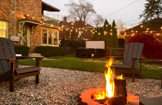 TheBrickHouse Backyard Oasis - hot tub, grill, lights, firepit (complementary firewood provided), privacy fence, did I mention HOT TUB!!??