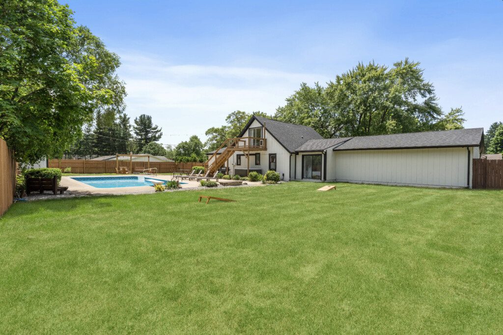 Why choose between fun & relaxation when you can have both? 🌊🔥 Notre Dame Pool Haus has a private pool, hot tub, fire pit & games.