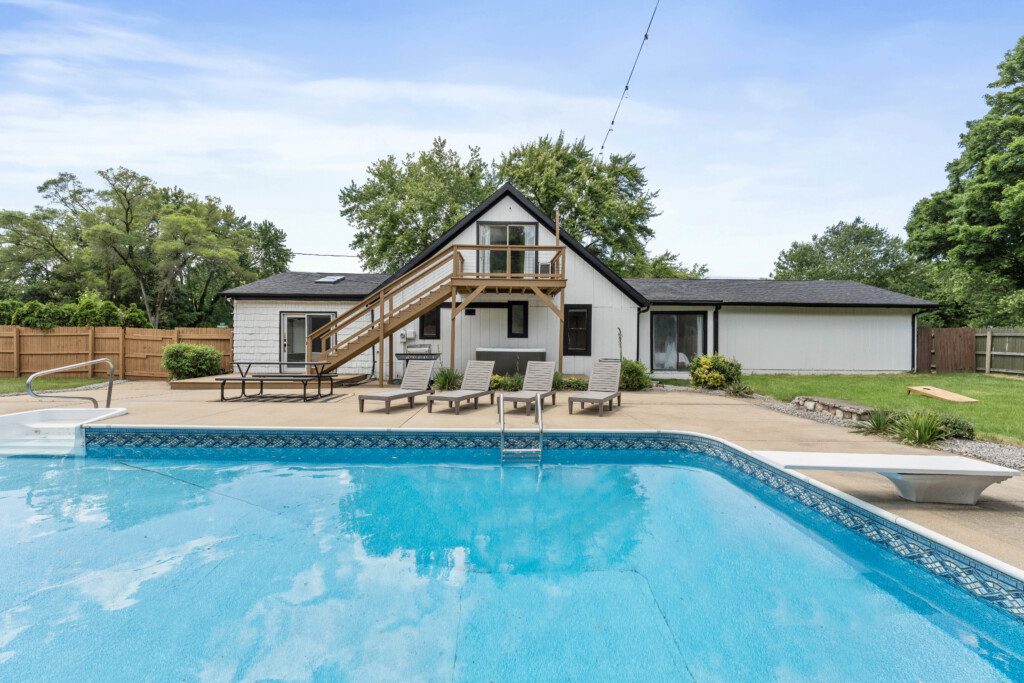 Why choose between fun & relaxation when you can have both? 🌊🔥 Notre Dame Pool Haus has a private pool, hot tub, fire pit & games.