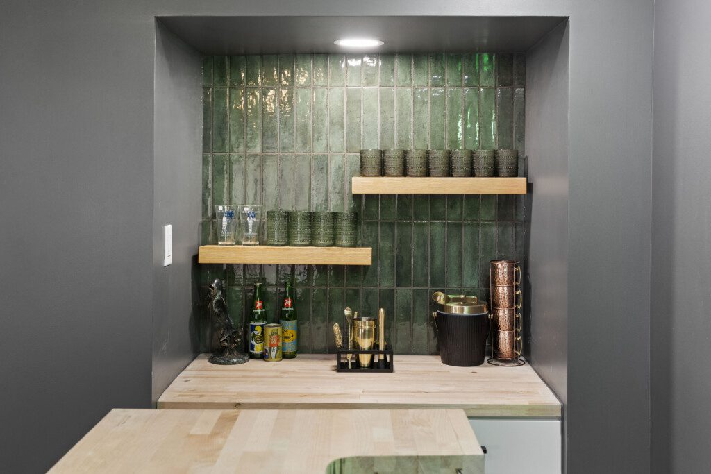 Game day, pool day, or just any day 🍹 Notre Dame Pool Haus features a sleek bar + wine cooler so you can enjoy your favorite drinks without ever leaving the house. Cheers to vacation!