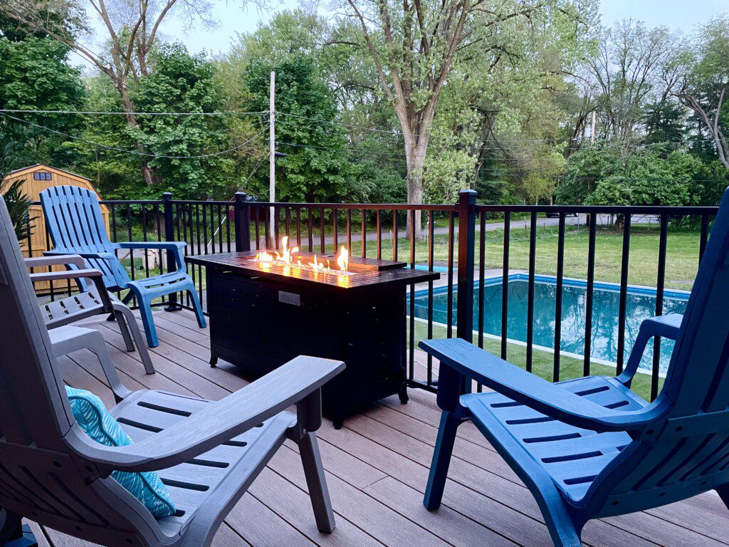 Fireside Nights Under the Stars! Cozy up by the firepit table at Riverside Pool Paradise - perfect for stargazing evenings.