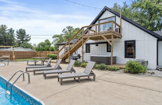 Why choose between fun & relaxation when you can have both? 🌊🔥 Notre Dame Pool Haus has a private pool, hot tub, fire pit & games.