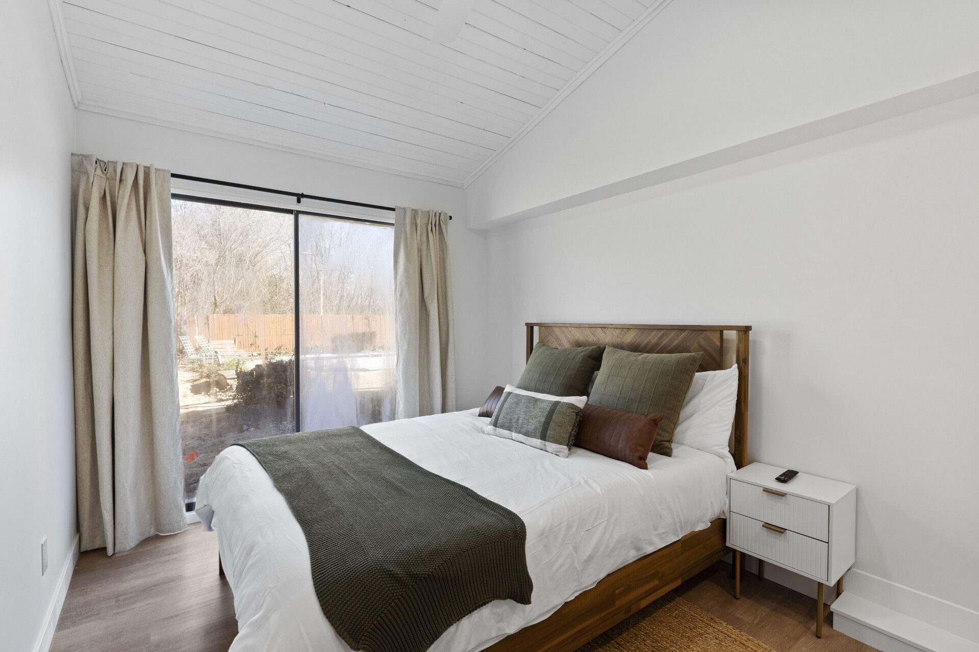 Settle in with comfort 🌙 Bedroom 2 at Notre Dame Pool Haus features a cozy queen bed + 43” Smart TV—perfect for ending the day with your favorite show or movie.