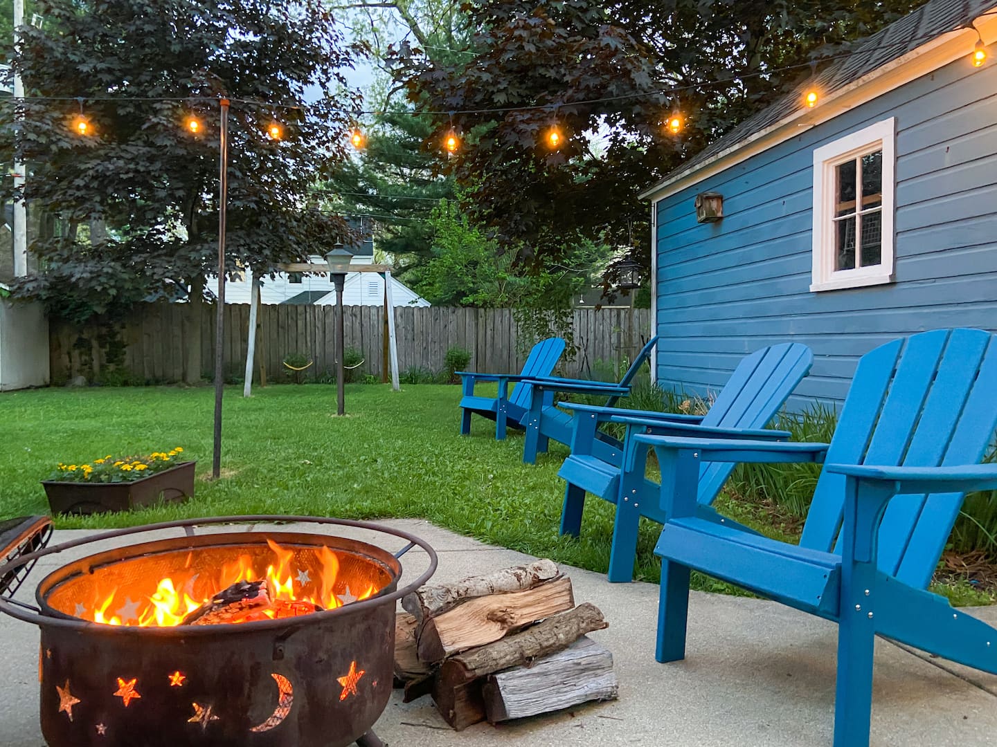 Backyard Retreat - Hot tub! Enjoy a quiet night around the fire! There is a grate on the firepit to grill up your favorites!!