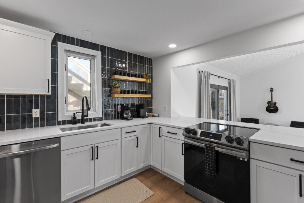 Cook, connect, & create memories 🍳☕ The modern kitchen at Notre Dame Pool Haus is fully equipped for family meals, morning coffee, or late-night snacks. Your home away from home awaits!