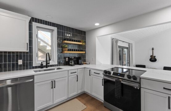 Cook, connect, & create memories 🍳☕ The modern kitchen at Notre Dame Pool Haus is fully equipped for family meals, morning coffee, or late-night snacks. Your home away from home awaits!