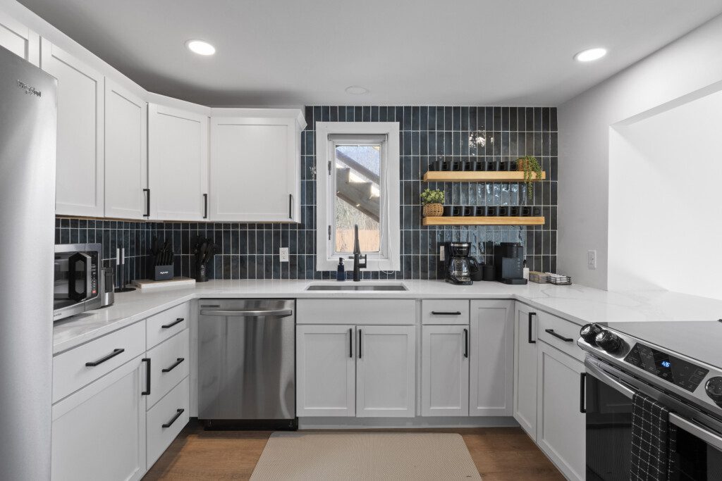 Cook, connect, & create memories 🍳☕ The modern kitchen at Notre Dame Pool Haus is fully equipped for family meals, morning coffee, or late-night snacks. Your home away from home awaits!