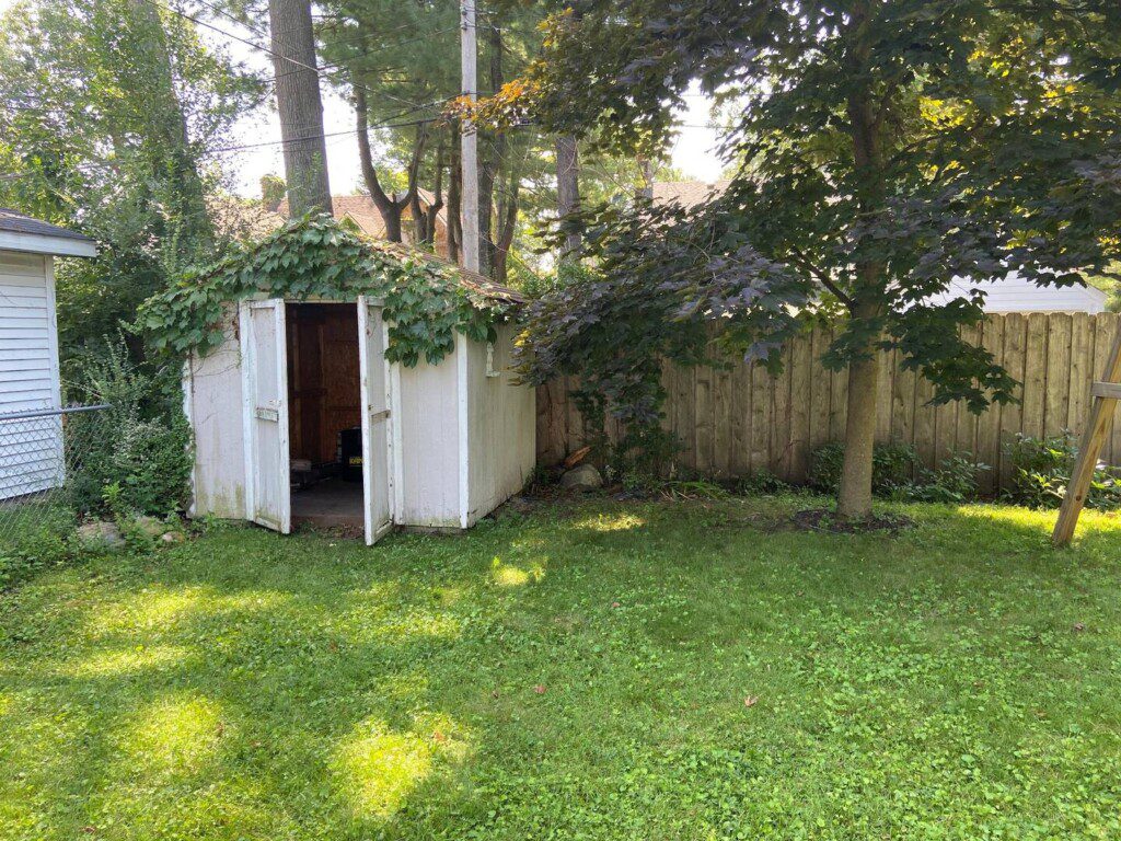 Backyard Shed - in the shed are some items available for guests use.