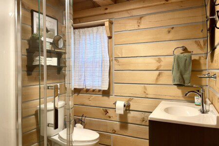 🧼 Clean and cozy! Enjoy a convenient walk-in shower, fresh towels, washcloths, body wash, shampoo, and toilet paper, all thoughtfully stocked for your comfort.