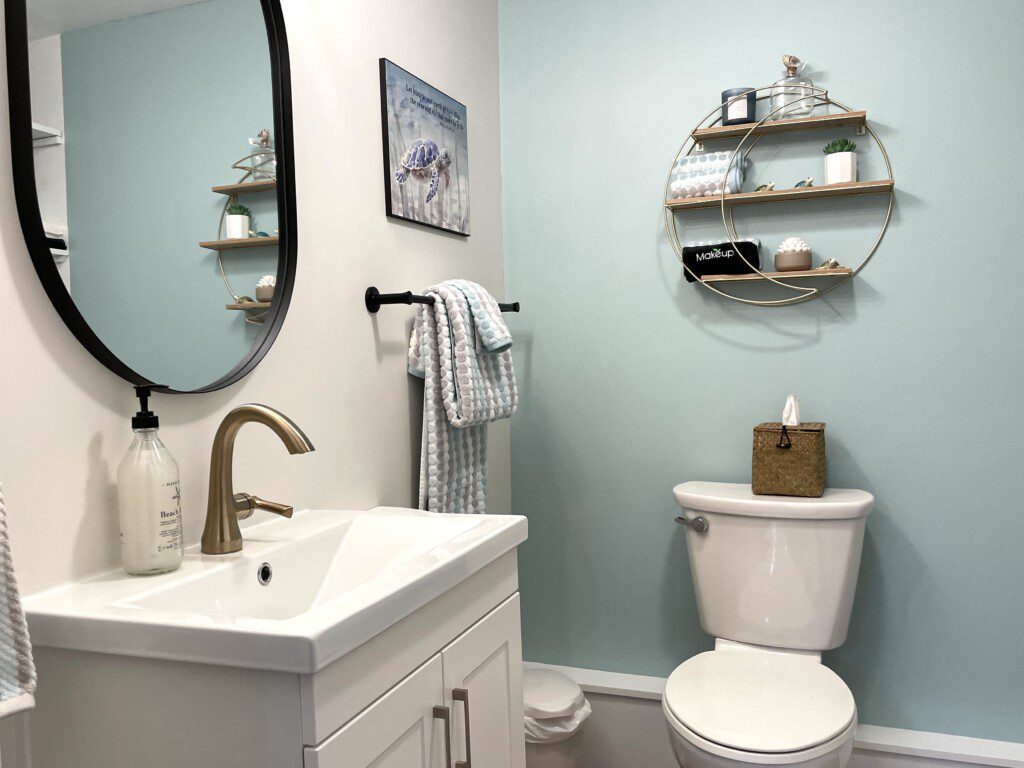 Stone Lake Cottage Retreat: Simple and clean — shower/tub combo with towels, shampoo, and soap ready for your stay