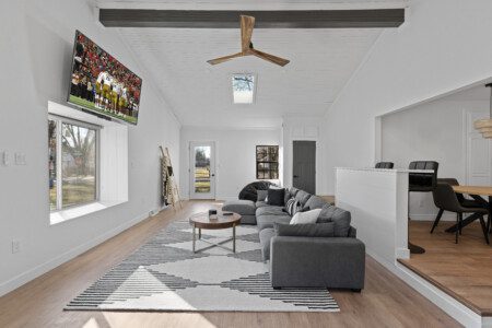 Game day or family movie night? 📺🍿 Notre Dame Pool Haus has the perfect setup to relax after a full day of poolside fun. Your comfy family retreat awaits!