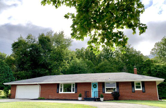 Hazel Acres Hideaway - peaceful setting, close to everything!