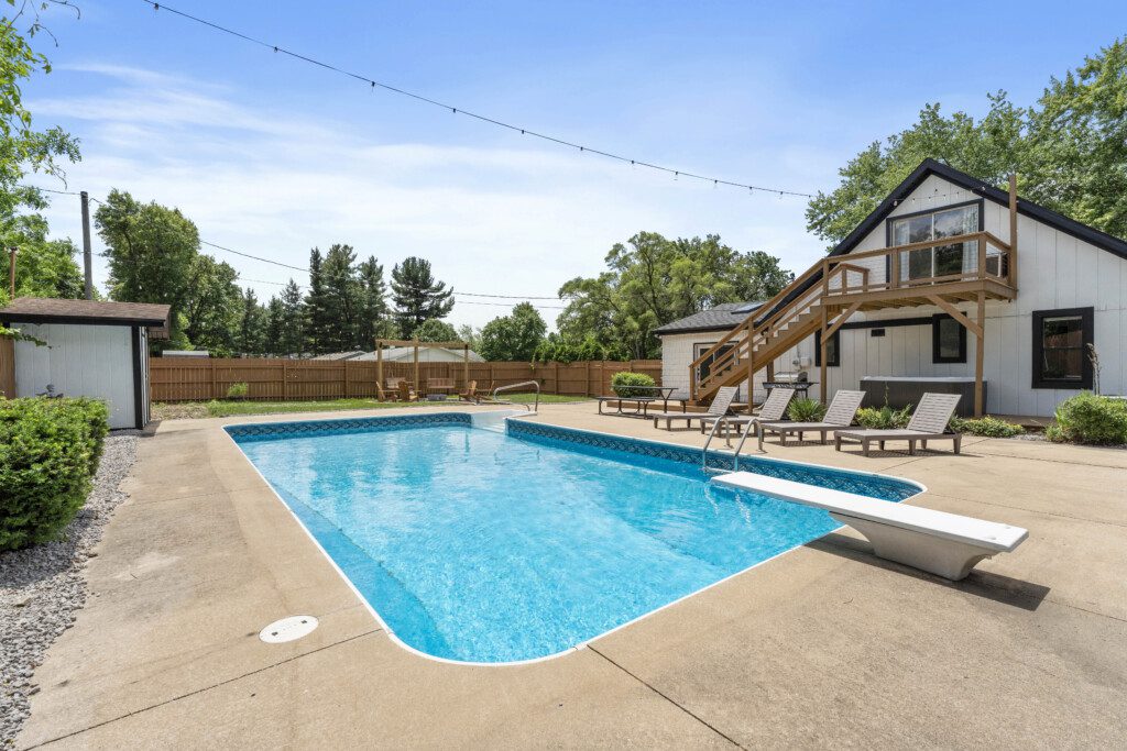 Make memories that last at Notre Dame Pool Haus 🌊☀️ Splash in the private pool, lounge in the sun, and enjoy quality family time together. Your perfect getaway starts here—book your stay today!