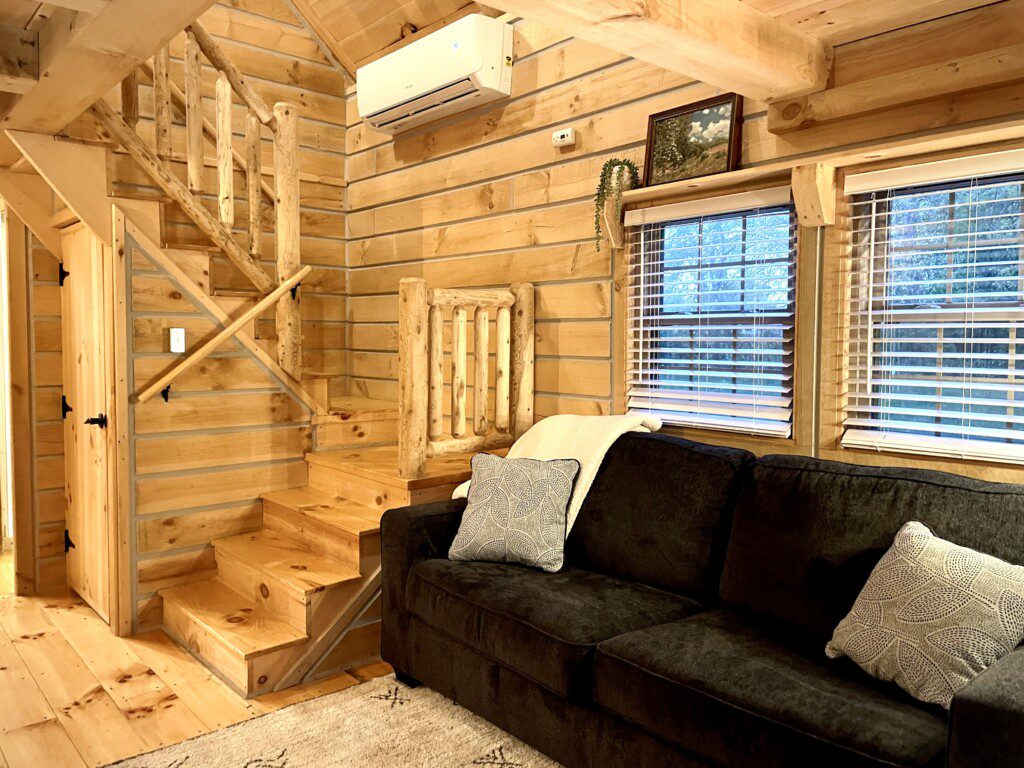 ✨ Experience the warmth of a true log cabin with the convenience of heating & cooling for every season. Relax in style and comfort at Valley Hills Cabin! 🌲🛋️