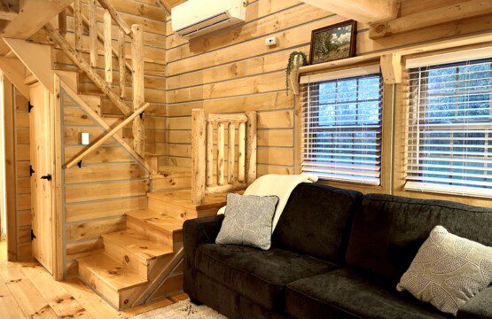 ✨ Experience the warmth of a true log cabin with the convenience of heating & cooling for every season. Relax in style and comfort at Valley Hills Cabin! 🌲🛋️