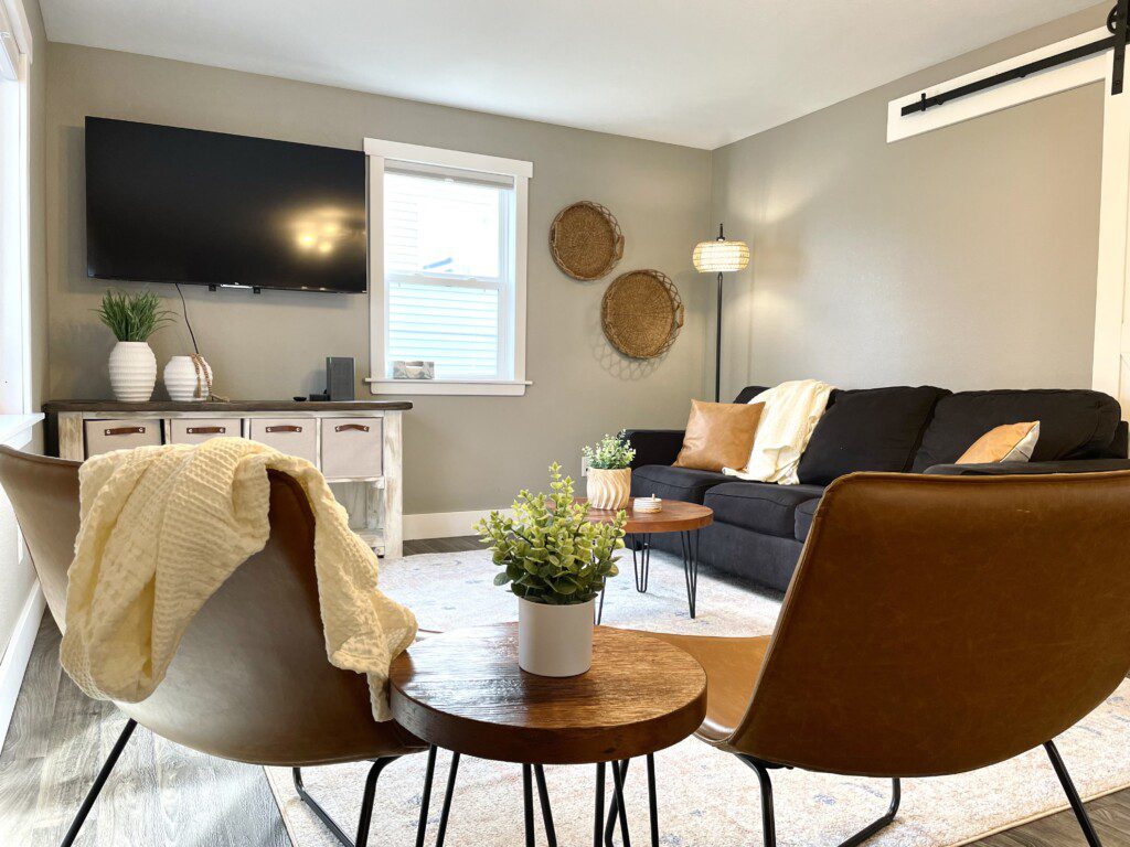 The Pigeon River Retreat Living Room: relax for an evening unwinding after enjoying a beautiful day on the river. YouTubeTV (cable) provided or sign into your accounts with our Roku Smart TV