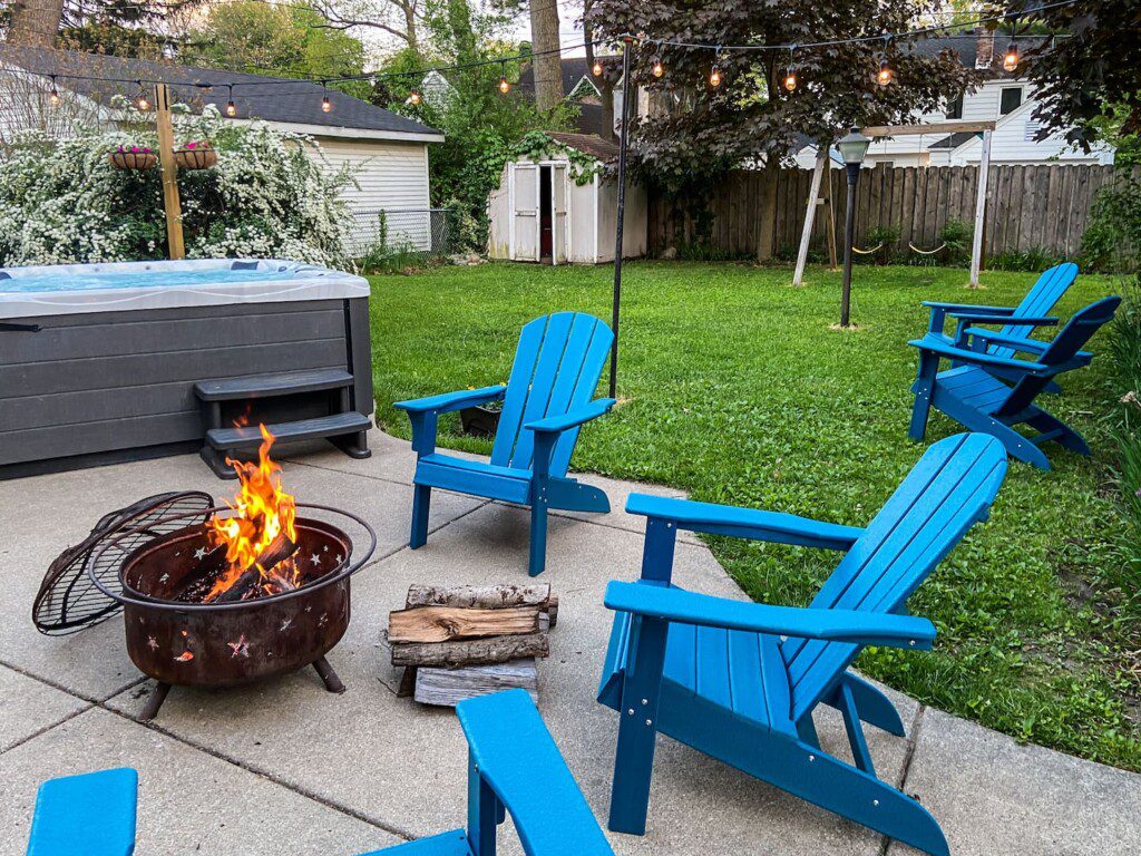Backyard Retreat - Hot tub! Enjoy a quiet night around the fire! There is a grate on the firepit to grill up your favorites!!