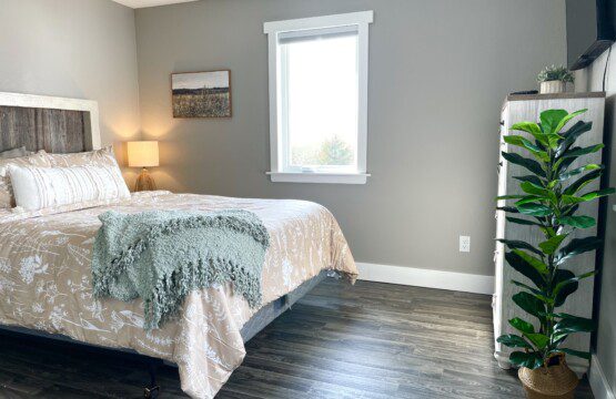 Bedroom #1 - queen bed, 43" Roku Smart TV with YouTubeTV (cable) access, charging alarm clocks