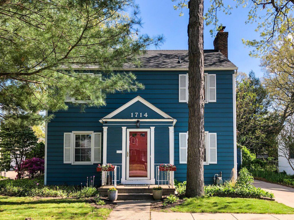 Welcome to McKinley's Best Backyard Retreat, your home away from home!! This is the view from the road.