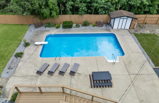 Why choose between fun & relaxation when you can have both? 🌊🔥 Notre Dame Pool Haus has a private pool, hot tub, fire pit & games.