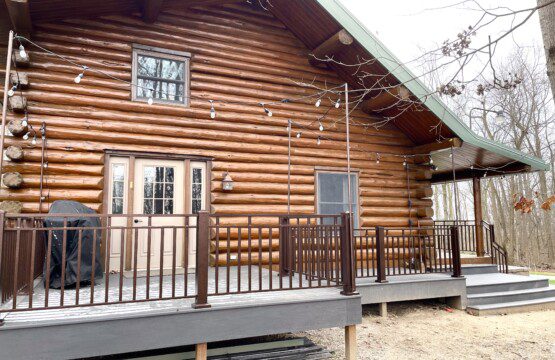 Trillium Lane Cabin – Step onto the secondary deck off the kitchen, perfect for grilling enthusiasts. Fire up the outdoor gas grill and savor your meals surrounded by nature!