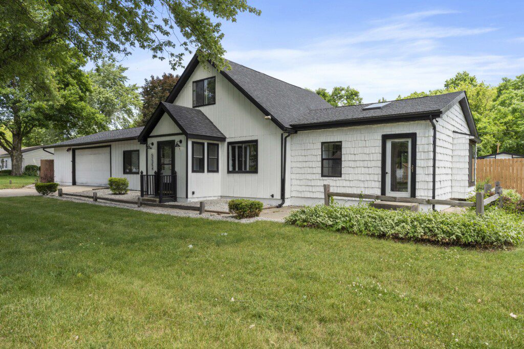 Notre Dame Pool Haus blends cozy charm with modern design 🖤🤍 Step inside to discover a private pool, hot tub, game room & more. Your family vacation starts the moment you arrive!